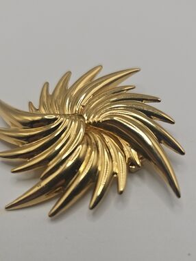Unbranded Vintage Sunburst Brooch Womens Size OS Gold Tone Statement Pin Y2K
